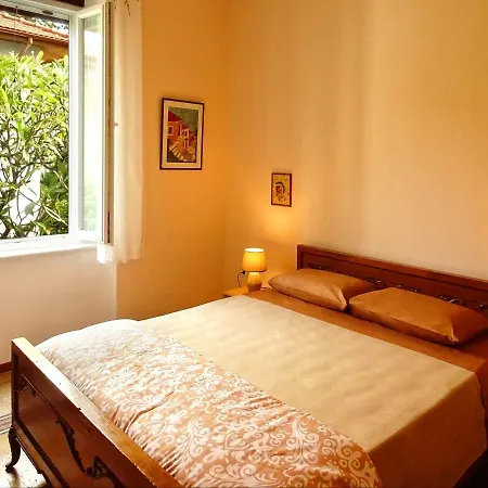 Italian Flair With A View דירה